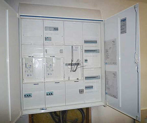 Neuanlagen und Umbauten werden von unserem Elektromeister fachgerecht aufgeführt. Neuanlagen und Umbauten werden von unserem Elektromeister fachgerecht aufgeführt.